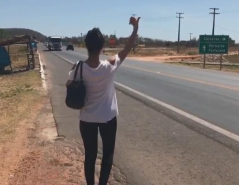 Paula Fernandes pede carona na estrada após ônibus quebrar