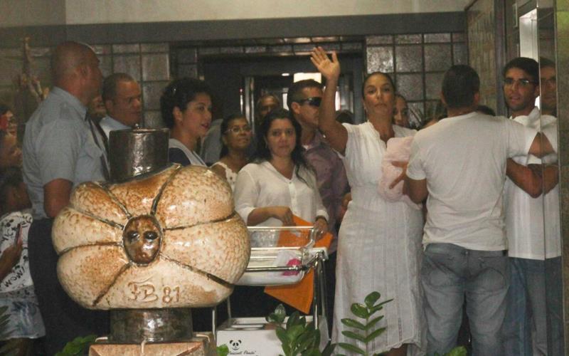 Quatro dias após parto de gêmeas, Ivete Sangalo deixa hospital em Salvador