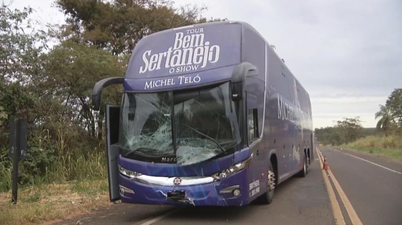 Michel Teló se pronuncia após acidente com sua equipe: - Nosso ônibus atropelou um animal