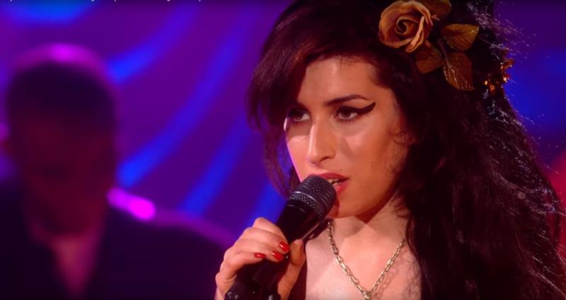 Vídeo inédito de Amy Winehouse cantando em show privado em 2008 é divulgado