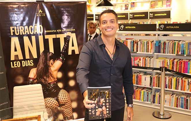 Leo Dias lança biografia não-autorizada de Anitta, no Rio de Janeiro