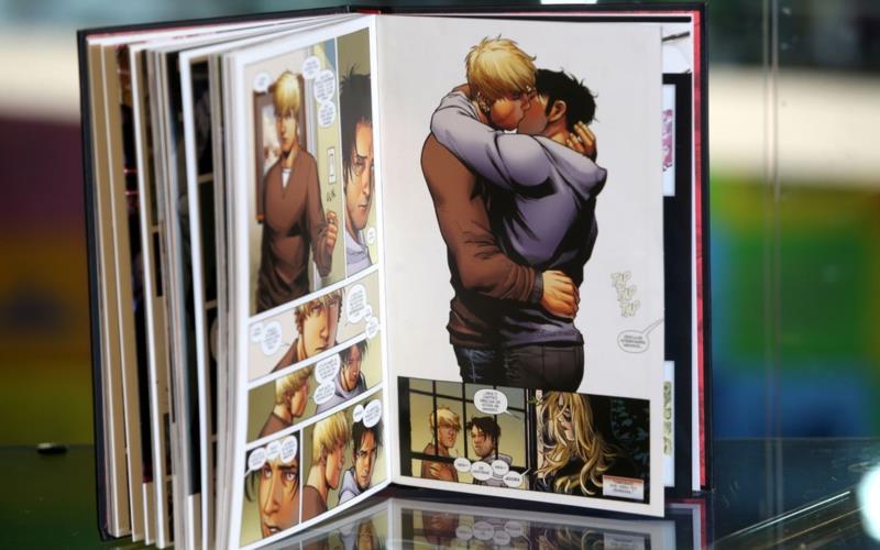 Pabllo Vittar protesta contra censura na Bienal do Livro e promove "beijaço" em show