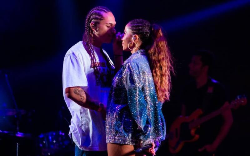 Anitta ganha beijo de Vitão no palco após cantores gravarem clipe juntos