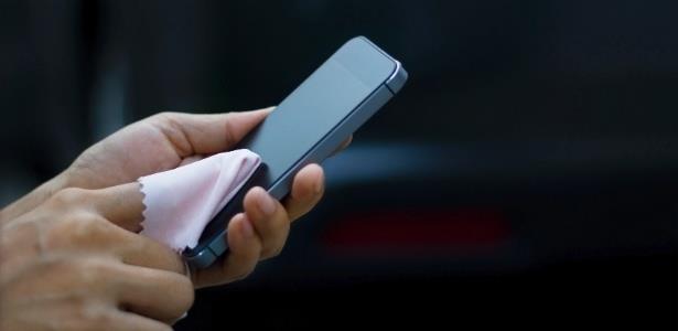 Como limpar a tela do celular e de outros eletrônicos sem danificá-los