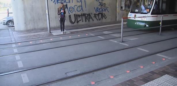 Cidade alemã põe semáforo no chão para quem usa celular enquanto anda