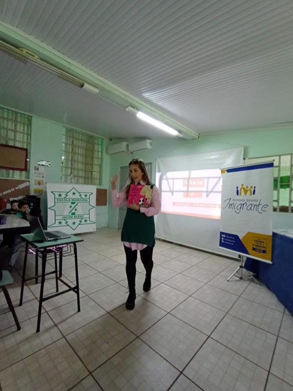 Bibliotecária do IMI participa de evento literário