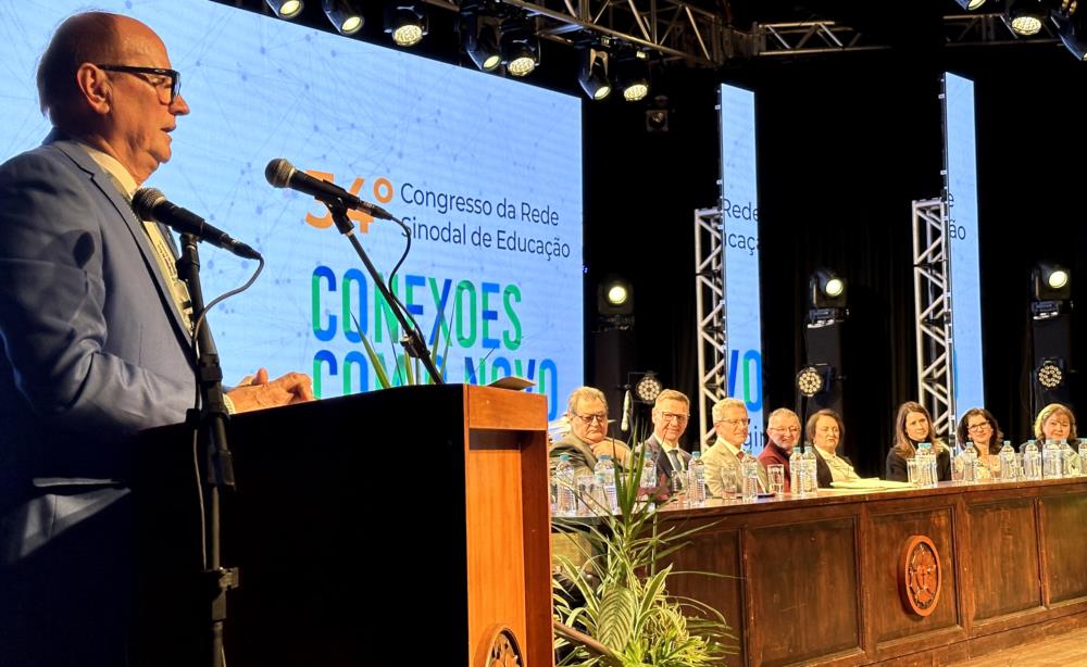 Diretor geral do Colégio Sinodal de São Leopoldo, Ivan Renner, recebeu autoridades, convidados e congressistas na abertura oficial