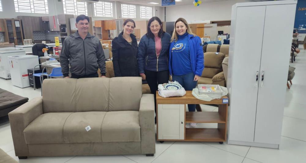 Siane Bastos foi contemplada com um sofá, um rack, um armário e utensílios de cozinha e confeitaria 