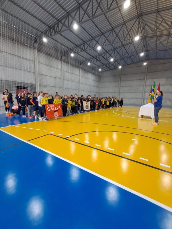 IMI entrega ginásio de esportes à comunidade escolar