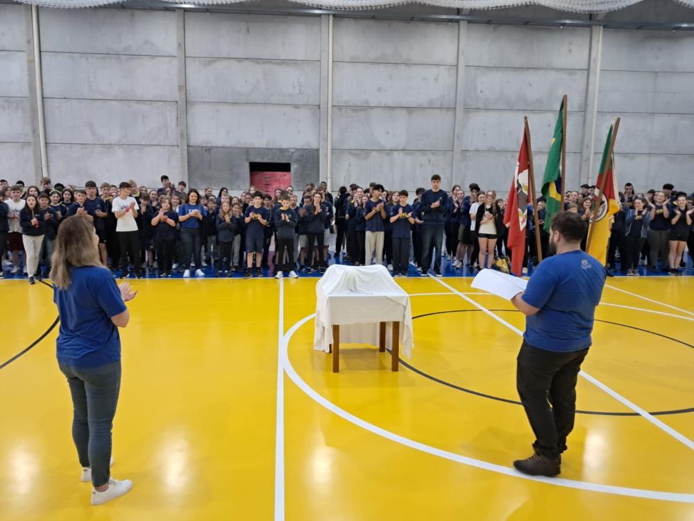 Pré-inauguração entrega ginásio à comunidade escolar